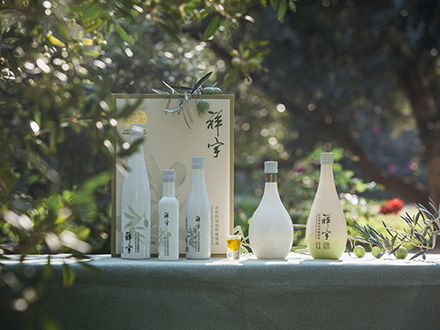 祥宇特級(jí)初榨橄欖油，純手工采摘、精選優(yōu)質(zhì)油橄欖鮮果，用意大利貝亞雷斯全自動(dòng)設(shè)備物理冷榨工藝，在鮮果采摘后8小時(shí)內(nèi)限時(shí)鮮榨而成。