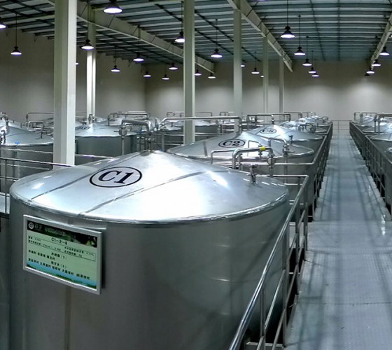 公司擁有都橄欖行業(yè)中亞洲最大的萬(wàn)噸標(biāo)準(zhǔn)化恒溫避光隔氧儲(chǔ)油庫(kù)，具備最佳的15℃-22℃低恒溫儲(chǔ)存環(huán)境。全部?jī)?chǔ)油罐采用食品級(jí)專(zhuān)用不銹鋼制作，采用..